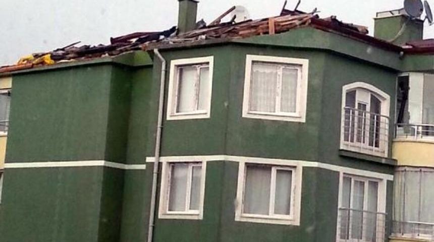 Yozgat'ta Şiddetli R&uuml;zgar &Ccedil;atıları U&ccedil;urdu