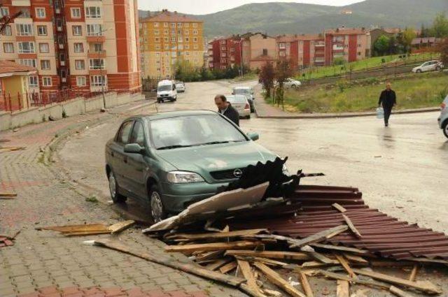 Yozgat'ta Şiddetli Rüzgar Çatıları Uçurdu