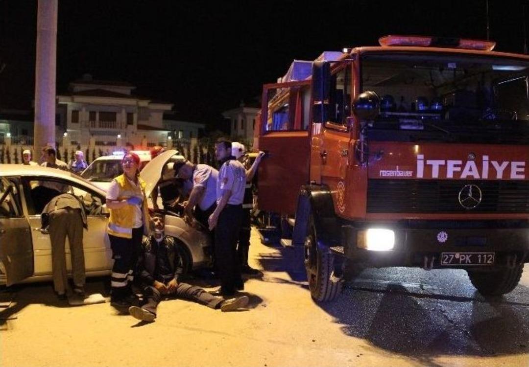 L&uuml;ks Cip Kavşakta Bekleyen Otomobile &Ccedil;arptı: 4 Yaralı