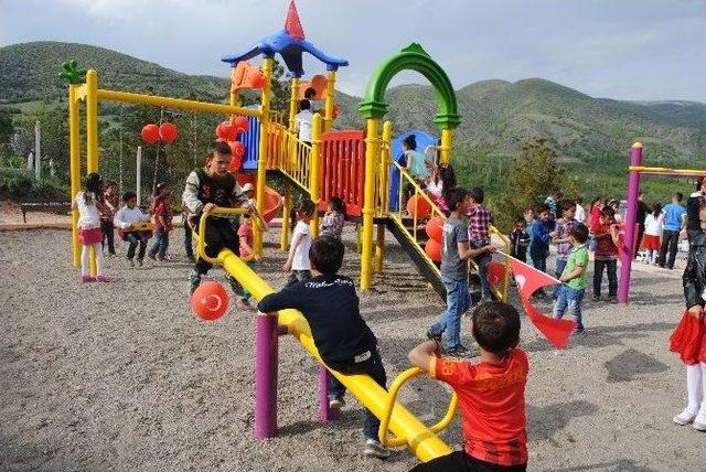 Köylü Çocukların Park Sevinci