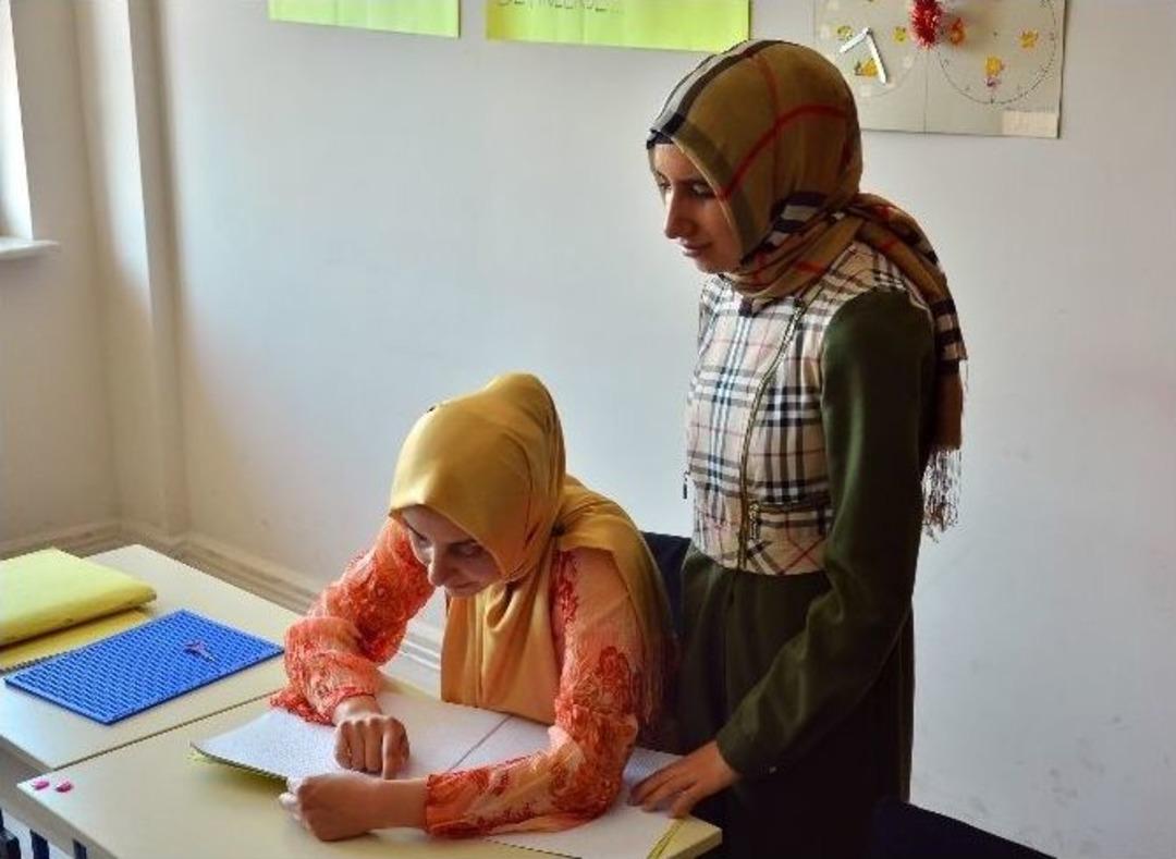 (&ouml;zel Haber) G&ouml;rme Engelli &Ouml;ğrencileri İ&ccedil;in Kabartma Yazı &Ouml;ğreniyorlar