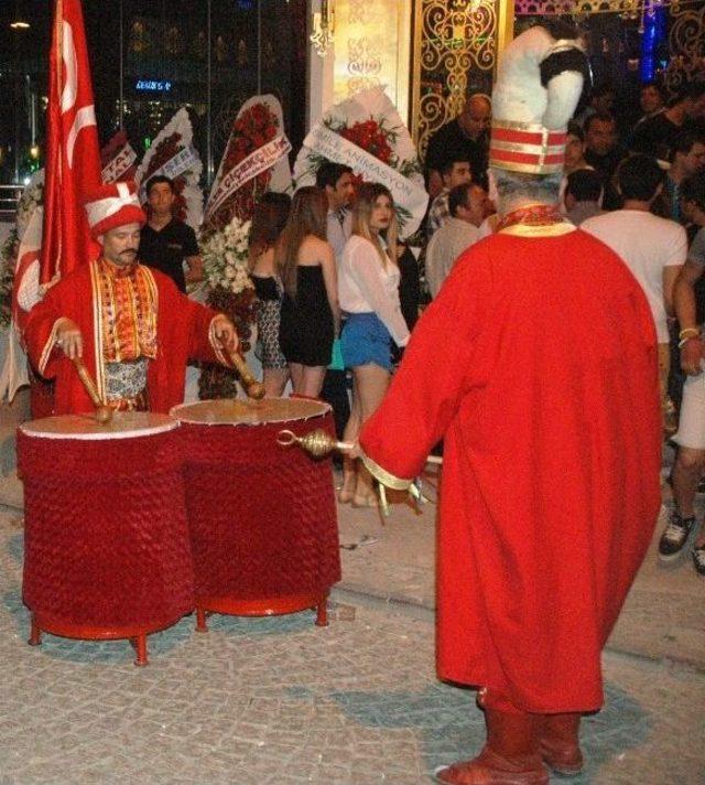 Yerli Ve Yabancı Turistlere Mehter Marşı İle Karşılandı