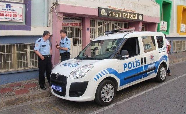 Nikah Salonunda Unutulan Anne Kızı Polis Kurtardı