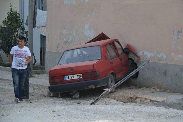 Yoldan Çıkan Otomobil Binayı Deldi