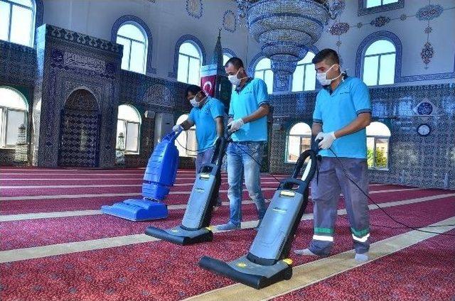 Manavgat Belediyesi Cami Temizleme Ekibi, Çalışmalarını Sürdürüyor