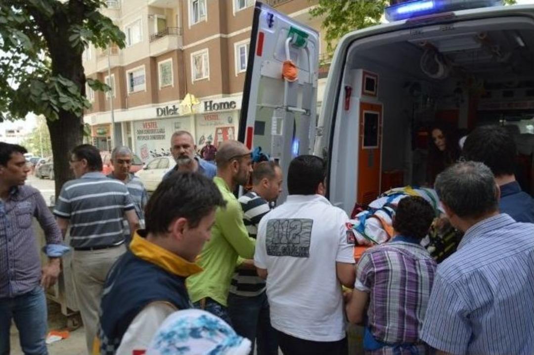 Geri Manevra Yapan Ara&ccedil;, Tekerlekli Sandalyeli Adama &Ccedil;arptı