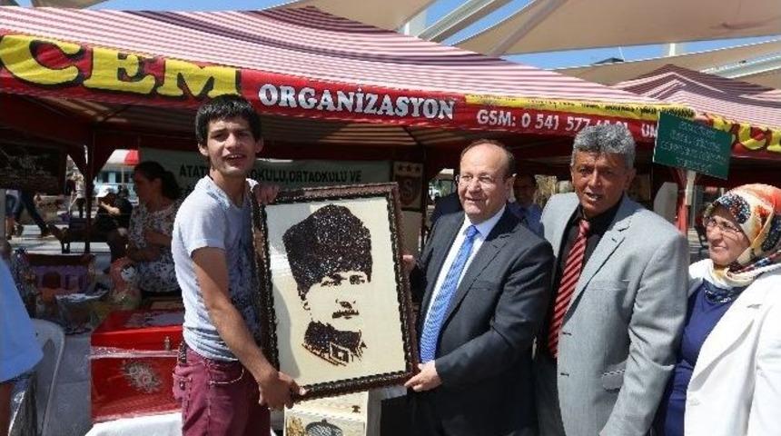 Başkan &Ouml;zakcan&rsquo;a Anlamlı Hediye