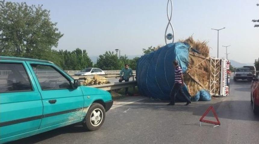 Saman Y&uuml;kl&uuml; Kamyonet Yan Yattı
