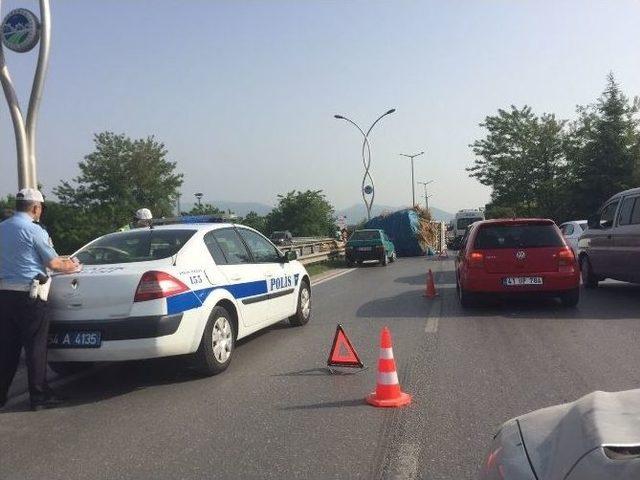 Saman Yüklü Kamyonet Yan Yattı 2