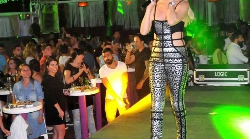 Bodrum'da Tatilciler Tuğba &Ouml;zerk Ile Coştu