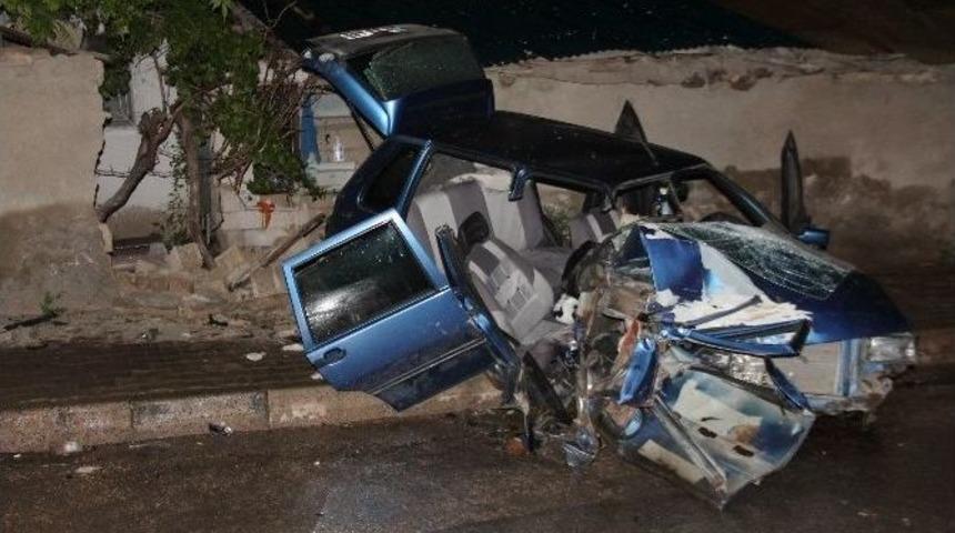 Alkoll&uuml; S&uuml;r&uuml;c&uuml; &Ouml;nce Park Halindeki Araca Sonra Duvara &Ccedil;arptı