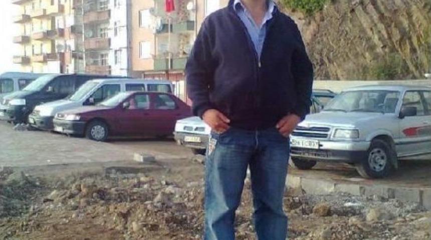 Hes T&uuml;nel Inşaatındaki G&ouml;&ccedil;&uuml;kte I&ccedil;eride Kalan Iş Makinesi Operat&ouml;r&uuml;n&uuml;n Kurtarma &Ccedil;alışmaları S&uuml;r&uuml;yor