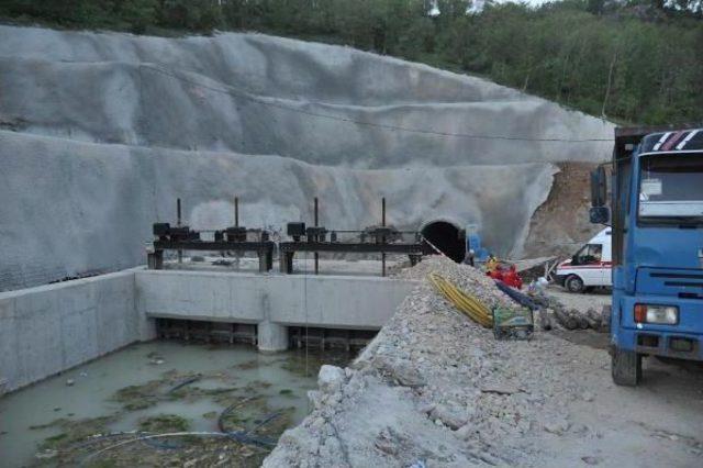 Hes Tünel Inşaatındaki Göçükte Içeride Kalan Iş Makinesi Operatörünün Kurtarma Çalışmaları Sürüyor