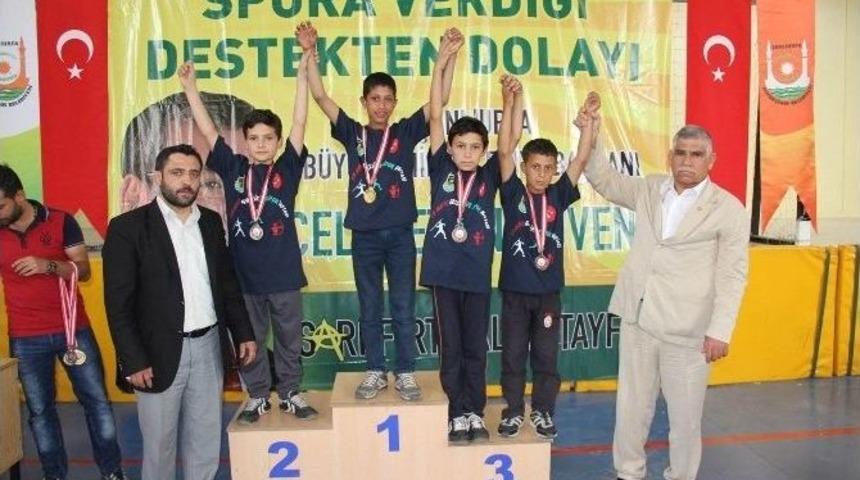 Şampiyon G&uuml;reş&ccedil;iler Kupalarını Aldı