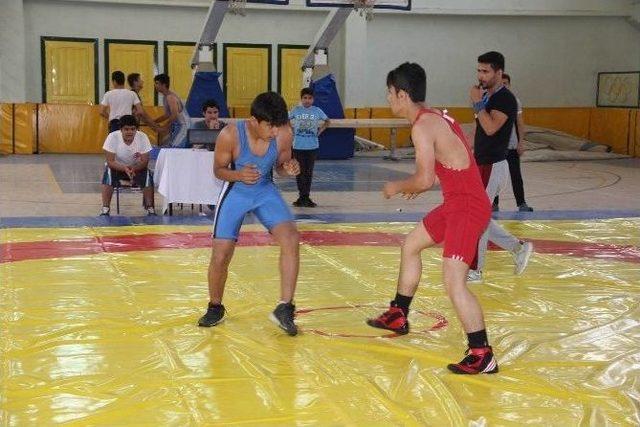 Şampiyon G&uuml;reş&ccedil;iler Kupalarını Aldı 1