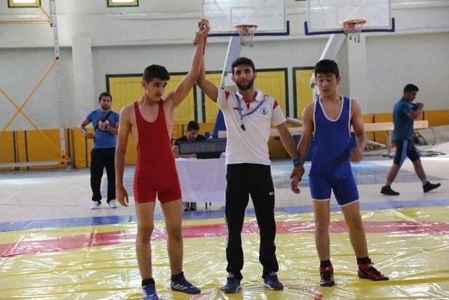 Şampiyon G&uuml;reş&ccedil;iler Kupalarını Aldı 2