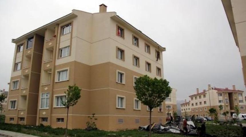 Erzincan'da Fırtına &Ccedil;atıları U&ccedil;urdu