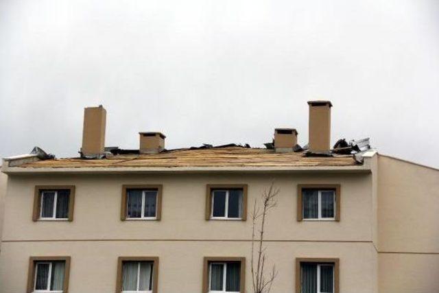 Erzincan da Fırtına Çatıları Uçurdu 1