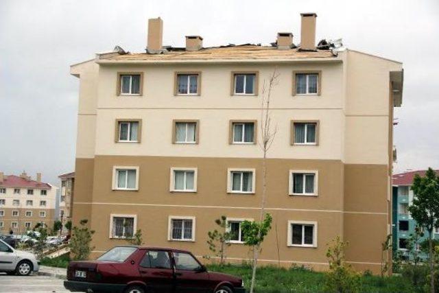 Erzincan da Fırtına Çatıları Uçurdu 2