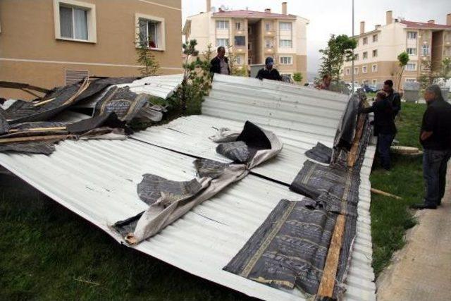 Erzincan da Fırtına Çatıları Uçurdu 3