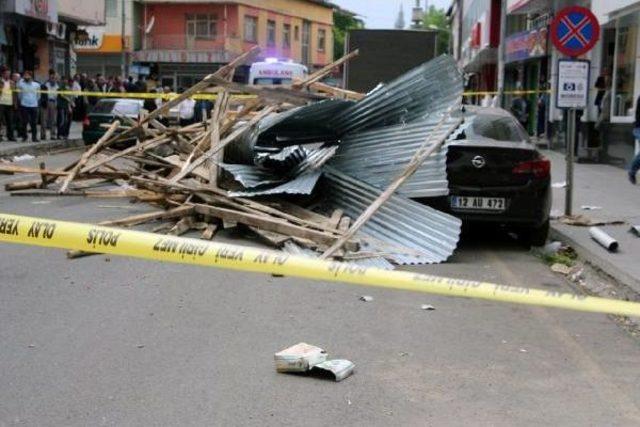 Bingöl'de Fırtına Çatıları Uçurdu