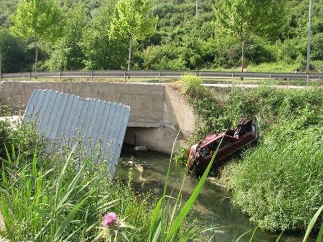 Otomobil Dereye Uçtu, Sürücü Öldü