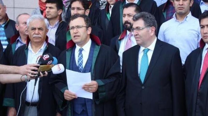 Adliye &Ouml;n&uuml;nde Avukatlardan "mursi" Eylemi