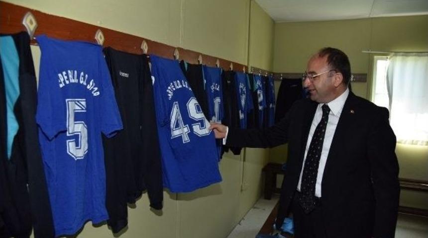 Başkan &Uuml;z&uuml;lmez Belediyespor&rsquo;u Ziyaret Etti