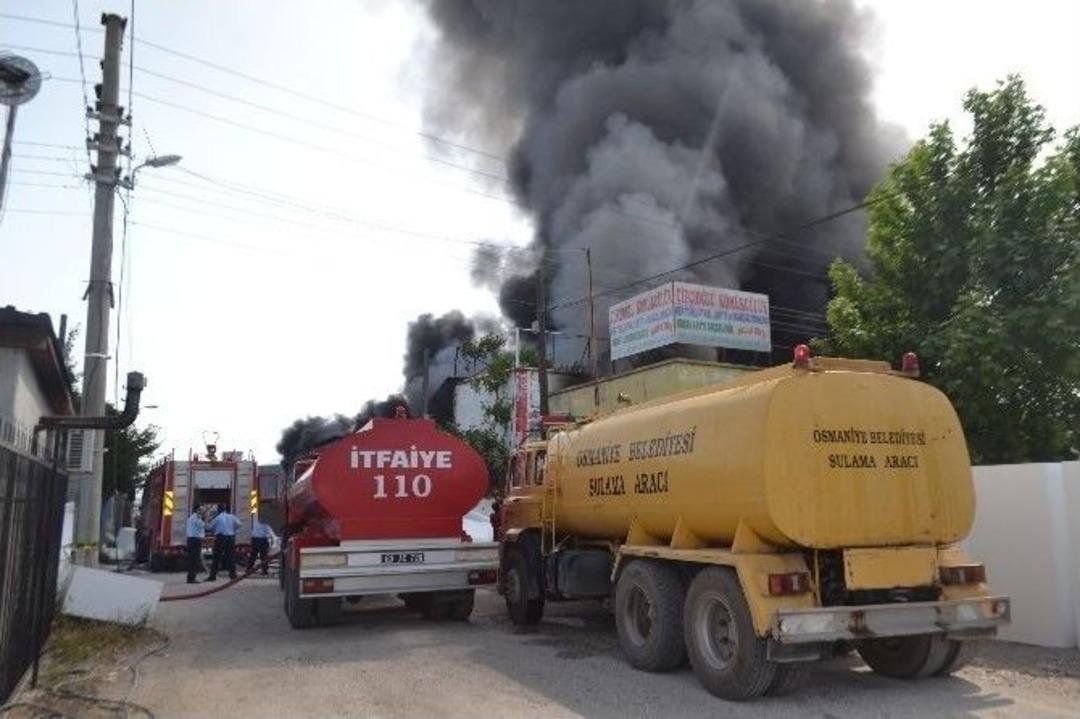 Yapı İzolasyon Malzemesi &Uuml;reten Fabrika Yanarak K&uuml;l Oldu