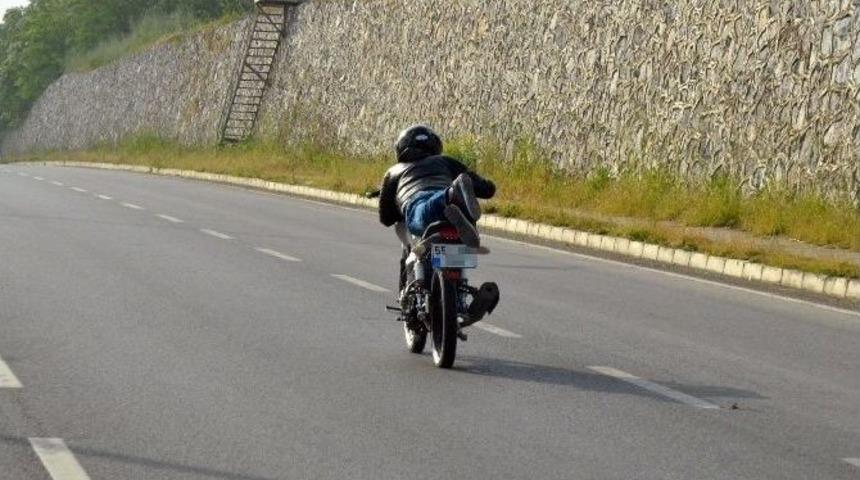 Motosiklet S&uuml;r&uuml;c&uuml;s&uuml; G&ouml;renleri Hayrete D&uuml;ş&uuml;rd&uuml;