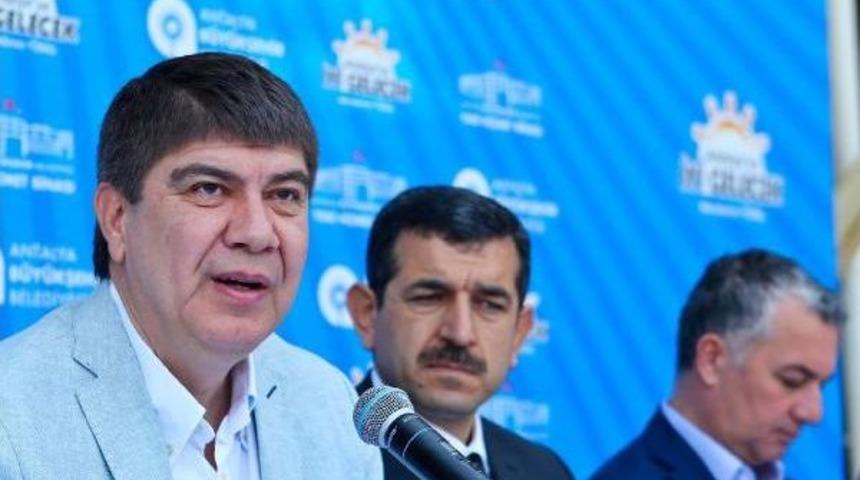 Mezarlık Manzaralı Başkanlık Makamı