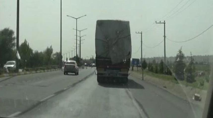 Tır'daki Saman Balyaları Arasında Ka&ccedil;ak Sigara Kolileri