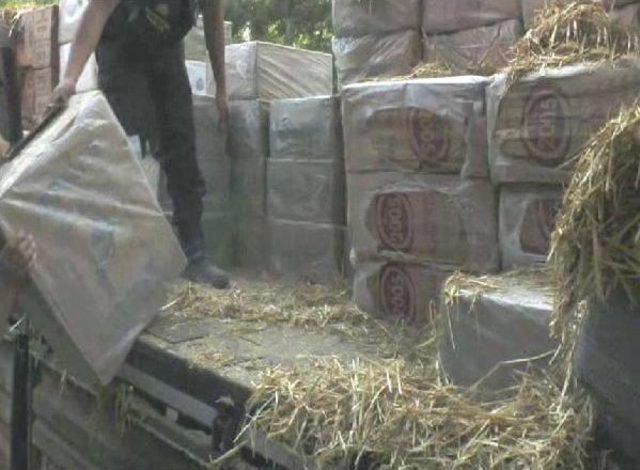 Tır'daki Saman Balyaları Arasında Kaçak Sigara Kolileri