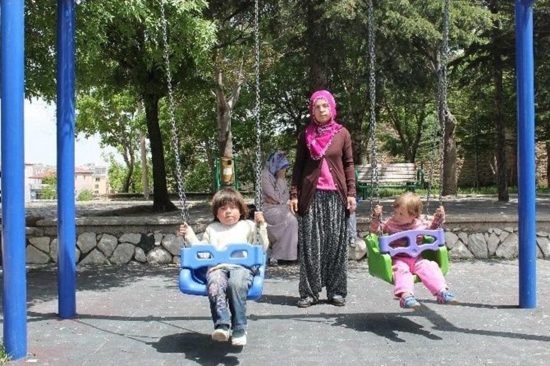 &Ccedil;ocuk Gelinler Eşlerinin Tahliyesini İstiyor