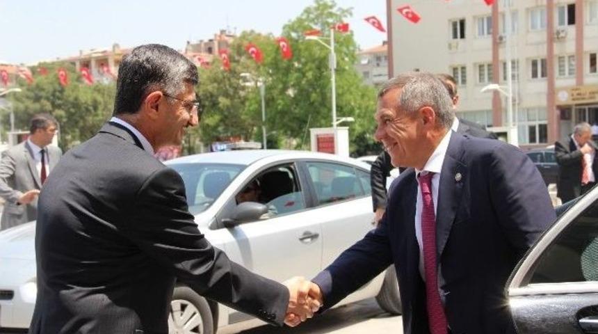 Tatar Cumhurbaşkanından İktidara &Ouml;vg&uuml;