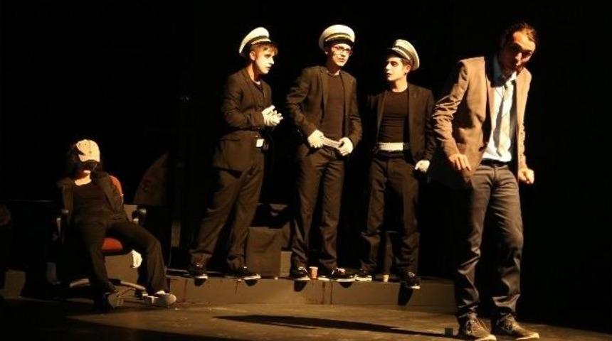 Amat&ouml;r Tiyatro Festivali Perdelerini A&ccedil;tı