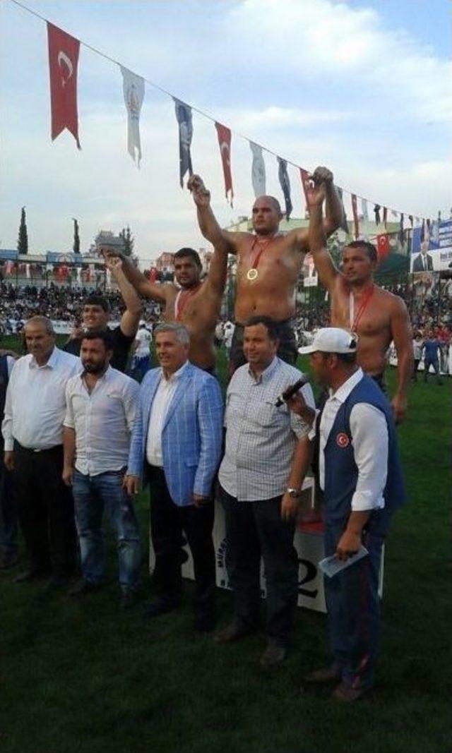 Büyükşehir Pehlivanları İki Altın Bir Bronz İle Dönüyor