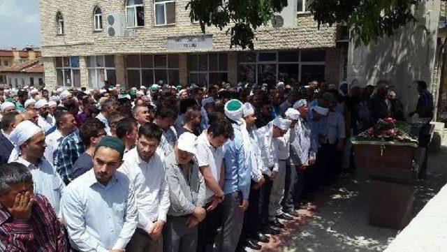 İmam, Annesinin Selasını Verip, Cenaze Namazını Kıldırdı 2