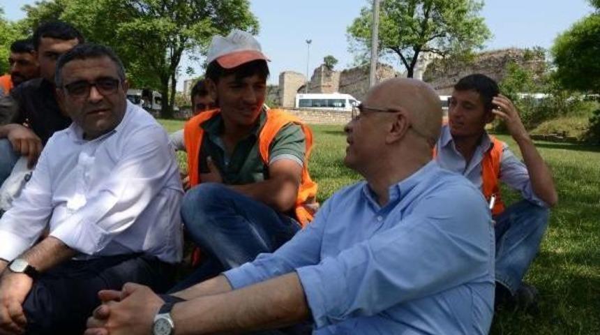 G&uuml;rsel Tekin Ak Parti Se&ccedil;im Standını Ziyaret Etti