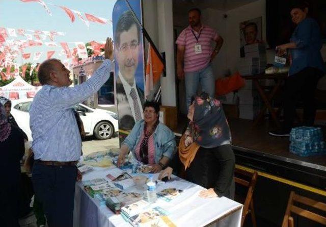 Gürsel Tekin Ak Parti Seçim Standını Ziyaret Etti