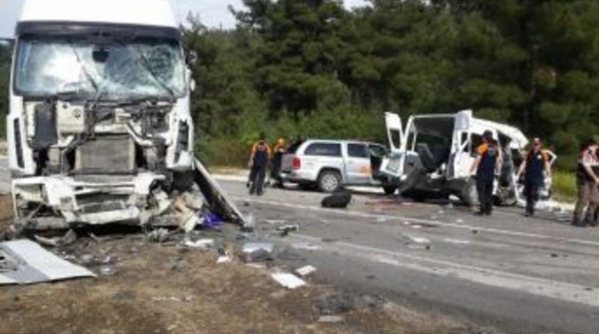 Cezaevi Minib&uuml;s&uuml; İle Tır &Ccedil;arpıştı: 3 &Ouml;l&uuml;, 6 Yaralı