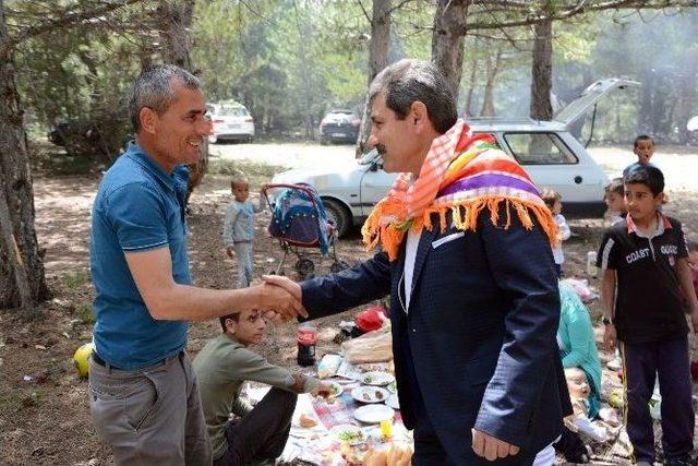 Ak Parti Afyonkarahisar İl Teşkilatı &Uuml;yeleri T&uuml;rk D&uuml;nyası K&uuml;lt&uuml;r Ş&ouml;lenine Katıldı 1