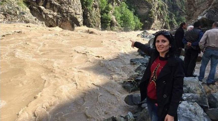 &Ccedil;oruh Nehri Taştı, Artvin Şavşat Karayolunda Ulaşıma İzin Vermiyor
