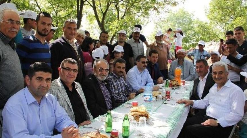Ak Partililer Yağmur Ve Ş&uuml;k&uuml;r Duasına Katıldı