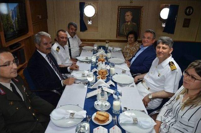 Askeri Gemiler Kuşadası&rsquo;nda 1