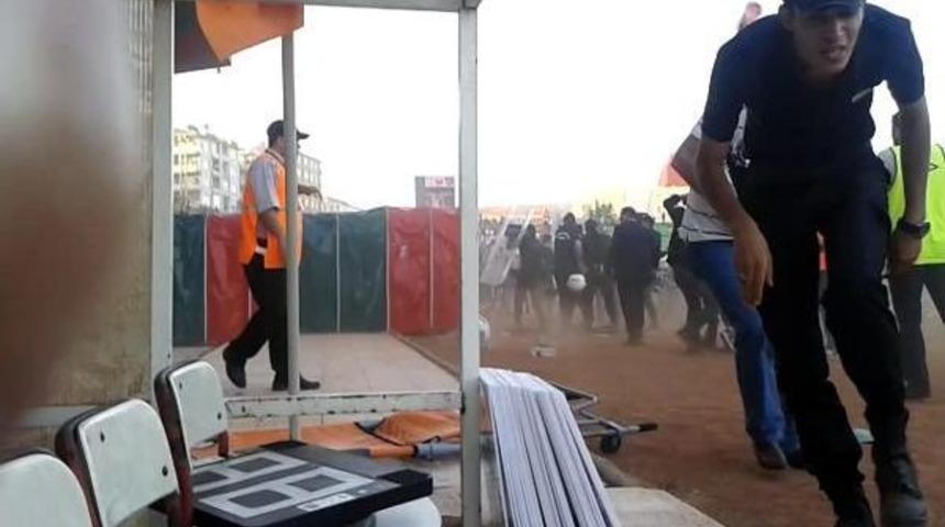 Yeni Diyarbakırspor Ma&ccedil;ında Binlerce Taraftar Sahaya Indi Ma&ccedil; Yarıda Kaldı