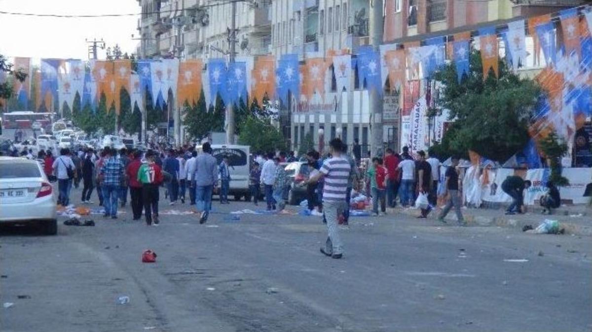 Penaltı Sonrası T&uuml;m Trib&uuml;n Sahaya Girdi