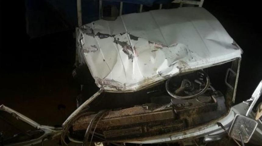 &Ccedil;ankırı&rsquo;da Parti Bayrağı Asan Gen&ccedil;ler Kaza Yaptı: 4 Yaralı