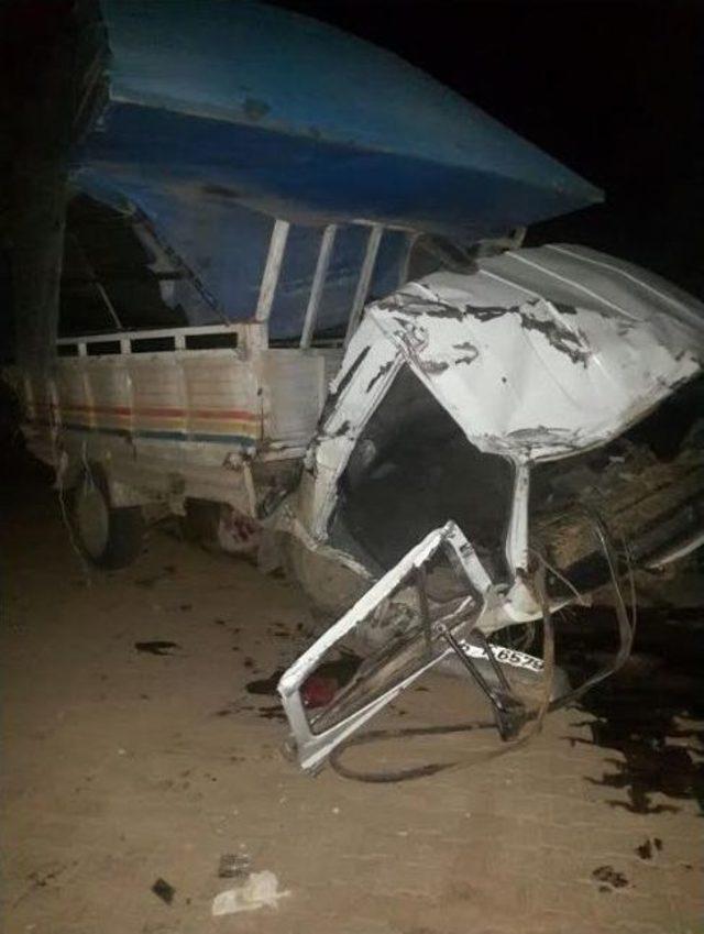 &Ccedil;ankırı&rsquo;da Parti Bayrağı Asan Gen&ccedil;ler Kaza Yaptı: 4 Yaralı 1