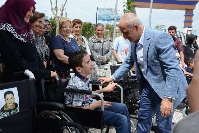 Başkan Akg&uuml;n&rsquo;den Engellilere Tekerlekli Sandalye 1